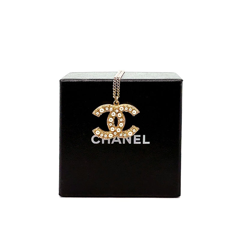 Pre-Owned Chanel Faux Pearl CC Pendant